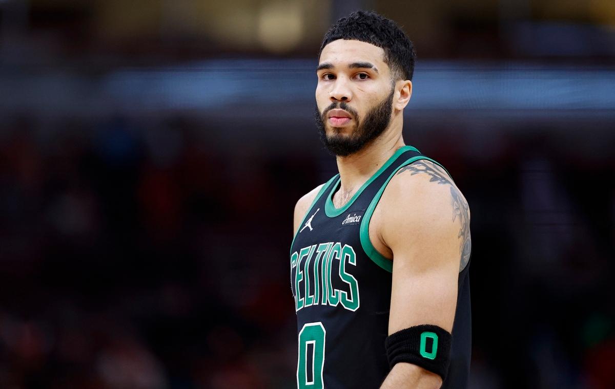 塔图姆在曼联比赛中表现优异，出色防守引发热议！比赛高潮迭起的简单介绍